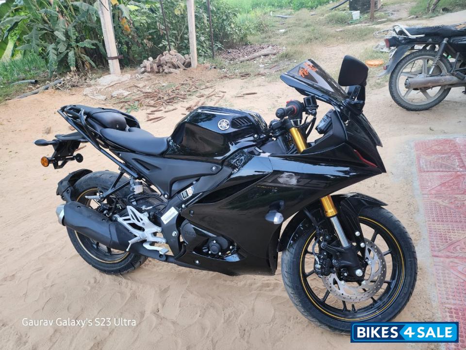 Metallic Black Yamaha R15 V4 2025 Metallic Black Yamaha R15 V4 2025