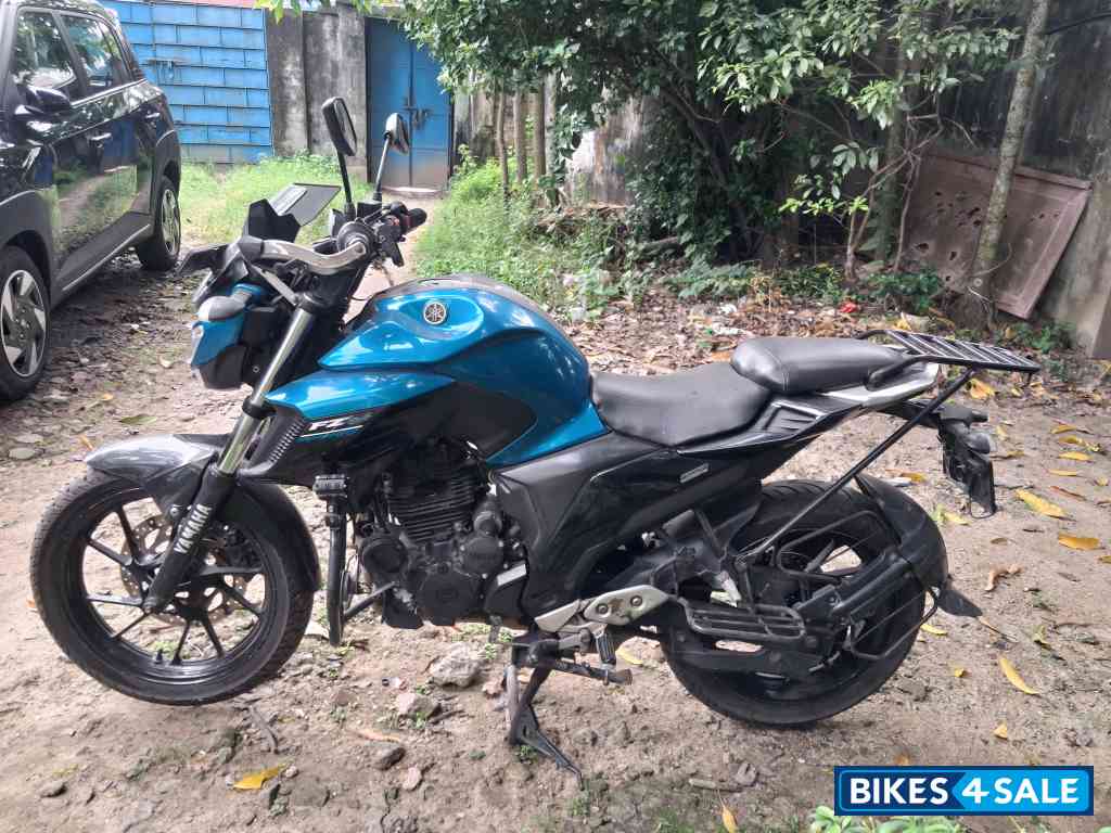 Cayan Mettalic Yamaha FZ25 Cayan Mettalic Yamaha FZ25