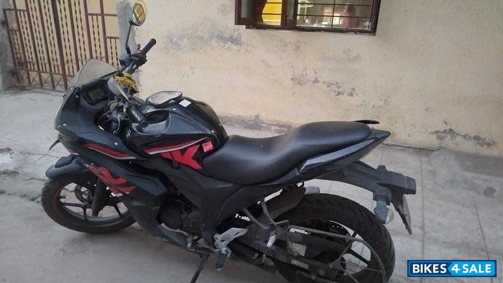 Black Suzuki Gixxer SF Black Suzuki Gixxer SF