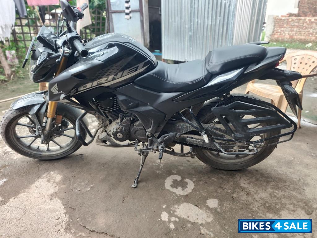 Pearl Igneous Black Honda Hornet 2.0 2025