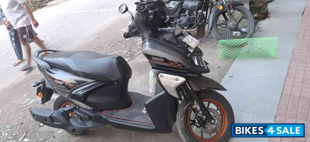 Metallic Black Yamaha Cygnus RayZR Street Rally 125 Fi BS6 Metallic Black Yamaha Cygnus RayZR Street Rally 125 Fi BS6