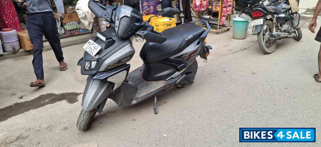 Metallic Black Yamaha Cygnus RayZR Street Rally 125 Fi BS6 Metallic Black Yamaha Cygnus RayZR Street Rally 125 Fi BS6