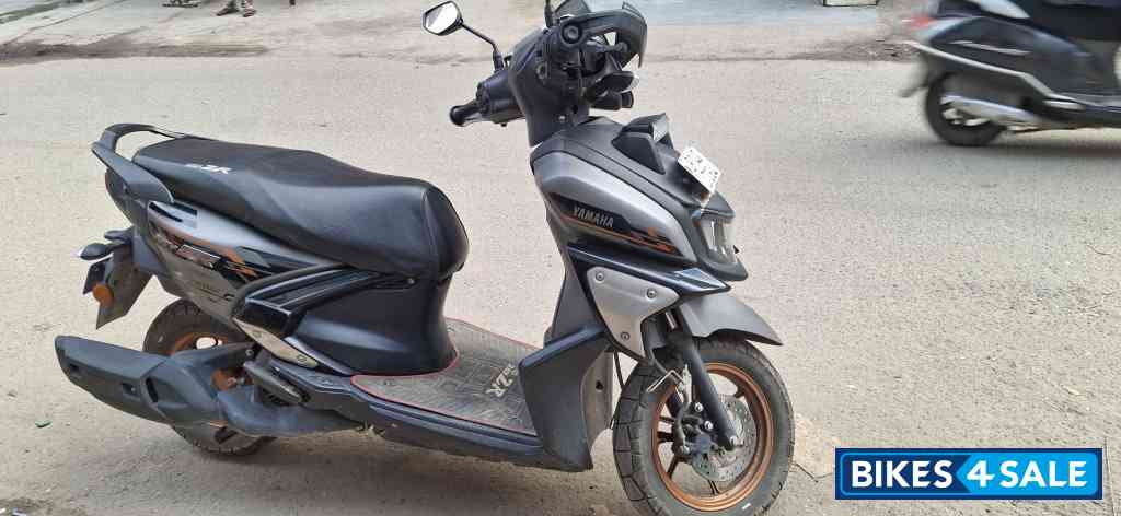 Metallic Black Yamaha Cygnus RayZR Street Rally 125 Fi BS6 Metallic Black Yamaha Cygnus RayZR Street Rally 125 Fi BS6