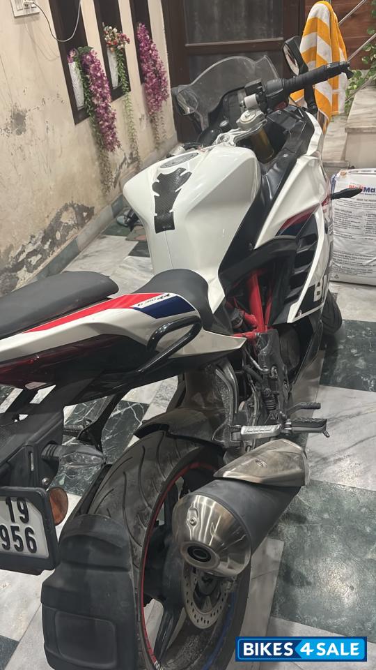 Polar White BMW G 310 RR