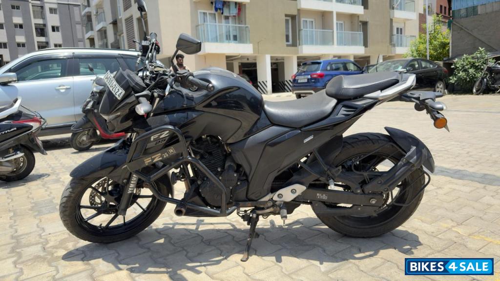 Black Yamaha FZ 25 BS6