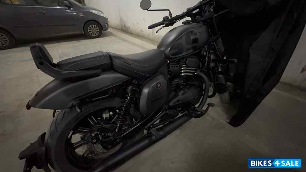 Shadow Black Yezdi Roadster 2025 Shadow Black Yezdi Roadster 2025