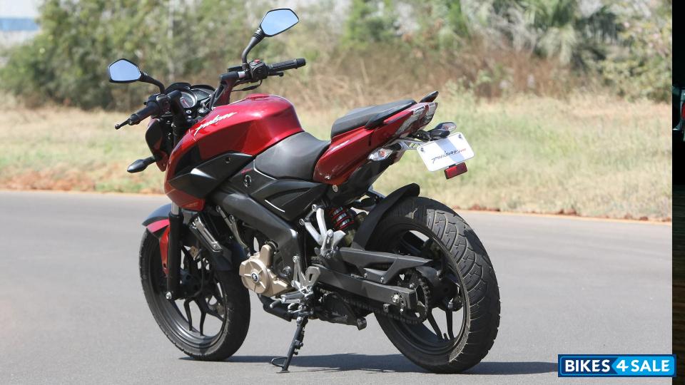 Red Bajaj Pulsar NS200