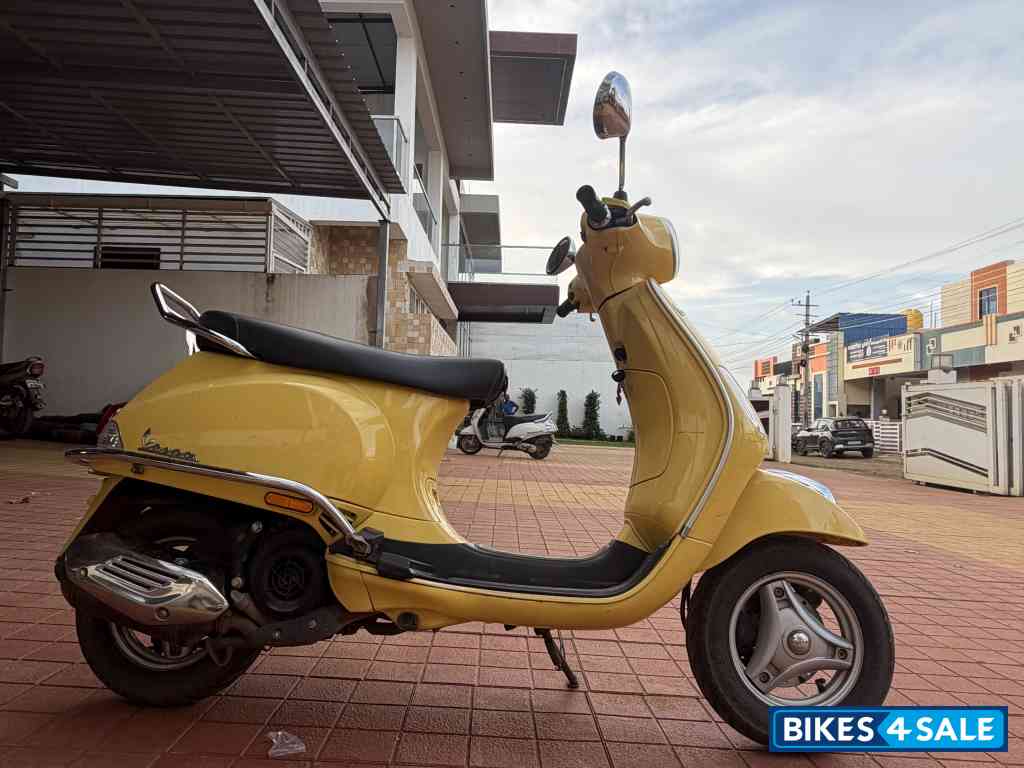 Yellow Vespa ZX 125 Yellow Vespa ZX 125