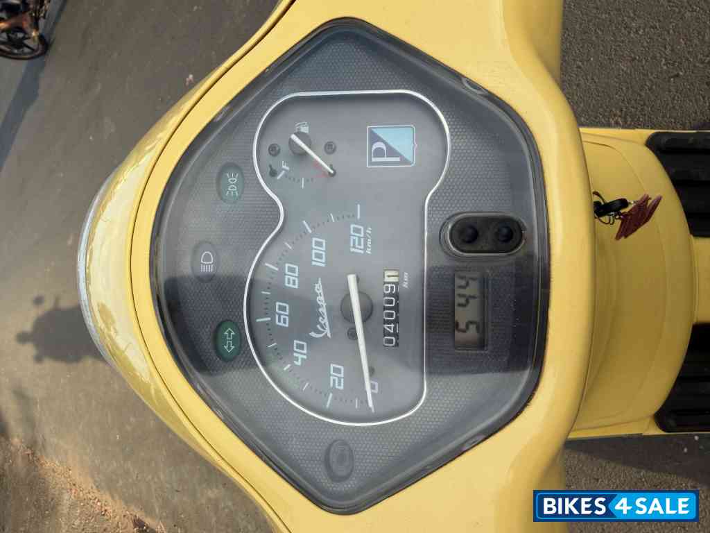 Yellow Vespa ZX 125 Yellow Vespa ZX 125