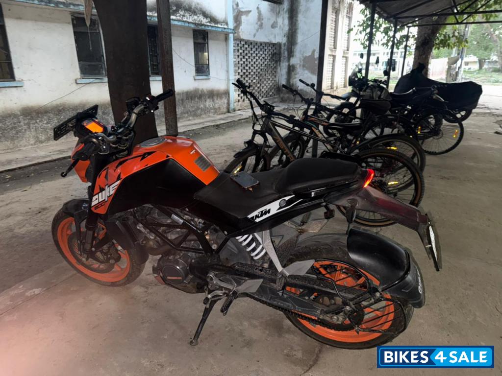 Orange KTM Duke 200 Orange KTM Duke 200