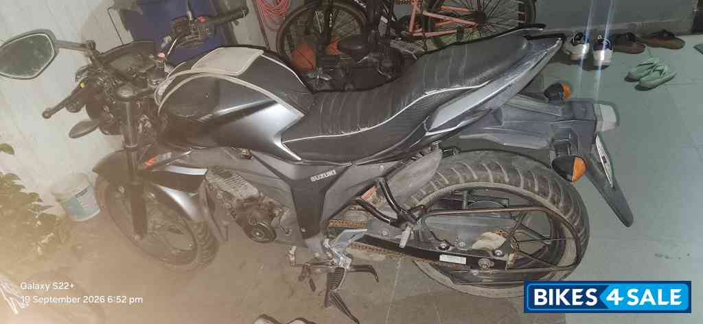 Silver Grey Suzuki Gixxer 150 Silver Grey Suzuki Gixxer 150