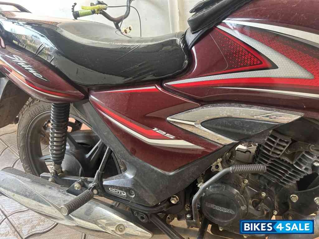 Maroon Honda Shine 125 Drum