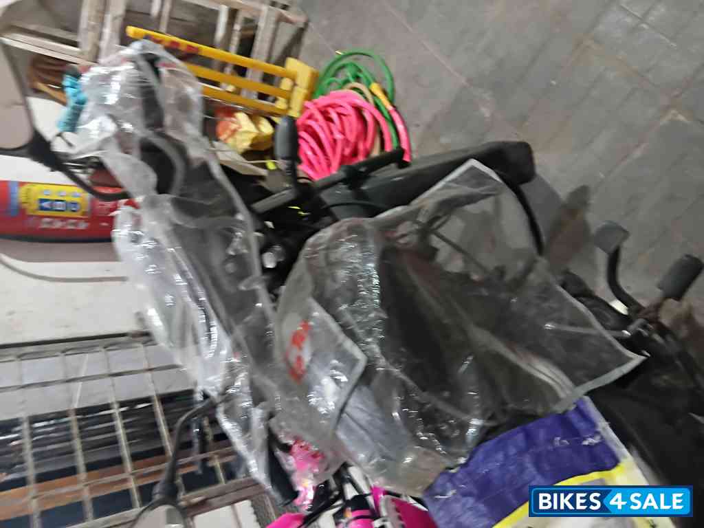 Black Bajaj Discover 100 DTS-Si Black Bajaj Discover 100 DTS-Si