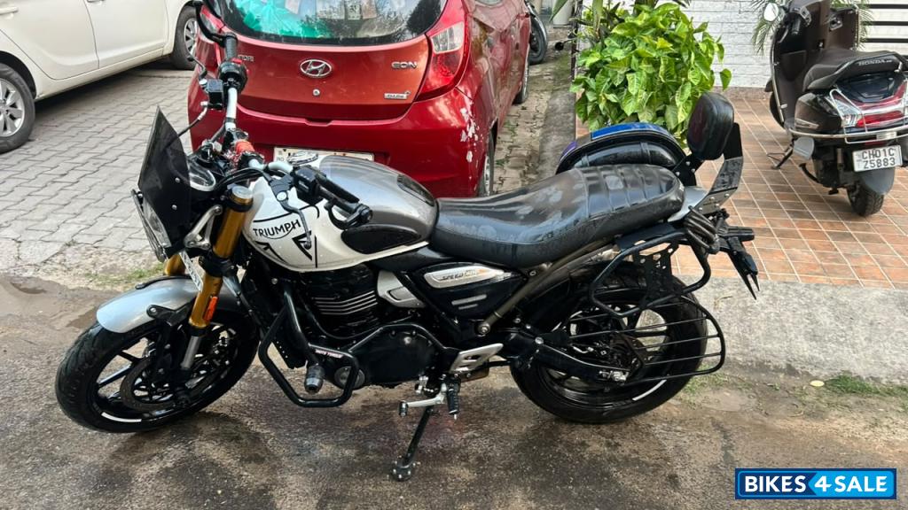 White Triumph Speed 400 2025 White Triumph Speed 400 2025