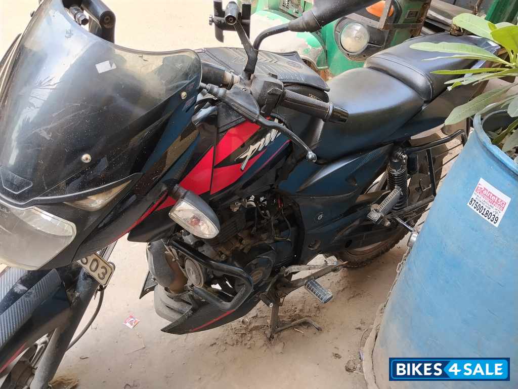 Red Black Bajaj Pulsar 125 Carbon Fibre Disc Split Seat Red Black Bajaj Pulsar 125 Carbon Fibre Disc Split Seat