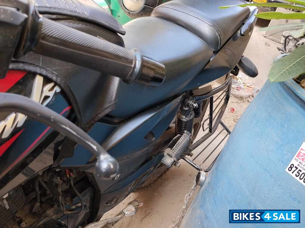 Red Black Bajaj Pulsar 125 Carbon Fibre Disc Split Seat Red Black Bajaj Pulsar 125 Carbon Fibre Disc Split Seat