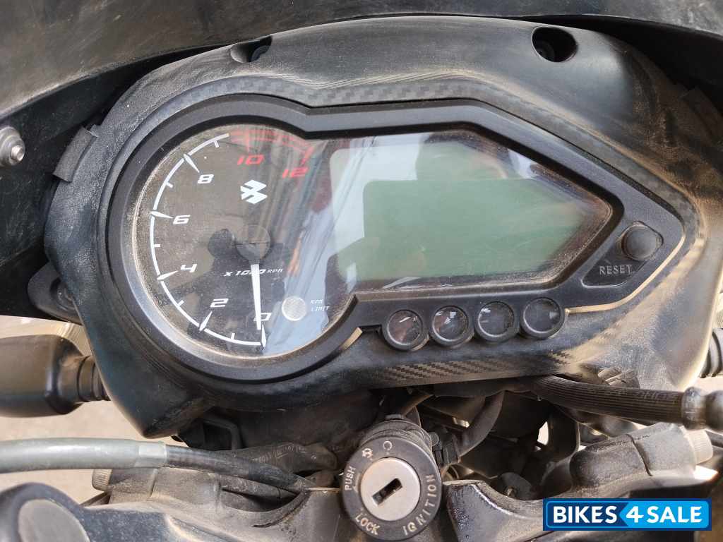 Red Black Bajaj Pulsar 125 Carbon Fibre Disc Split Seat Red Black Bajaj Pulsar 125 Carbon Fibre Disc Split Seat
