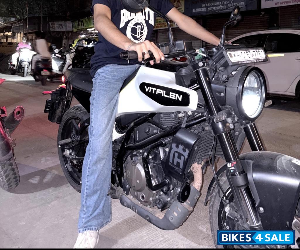 White Husqvarna Vitpilen 250 2024