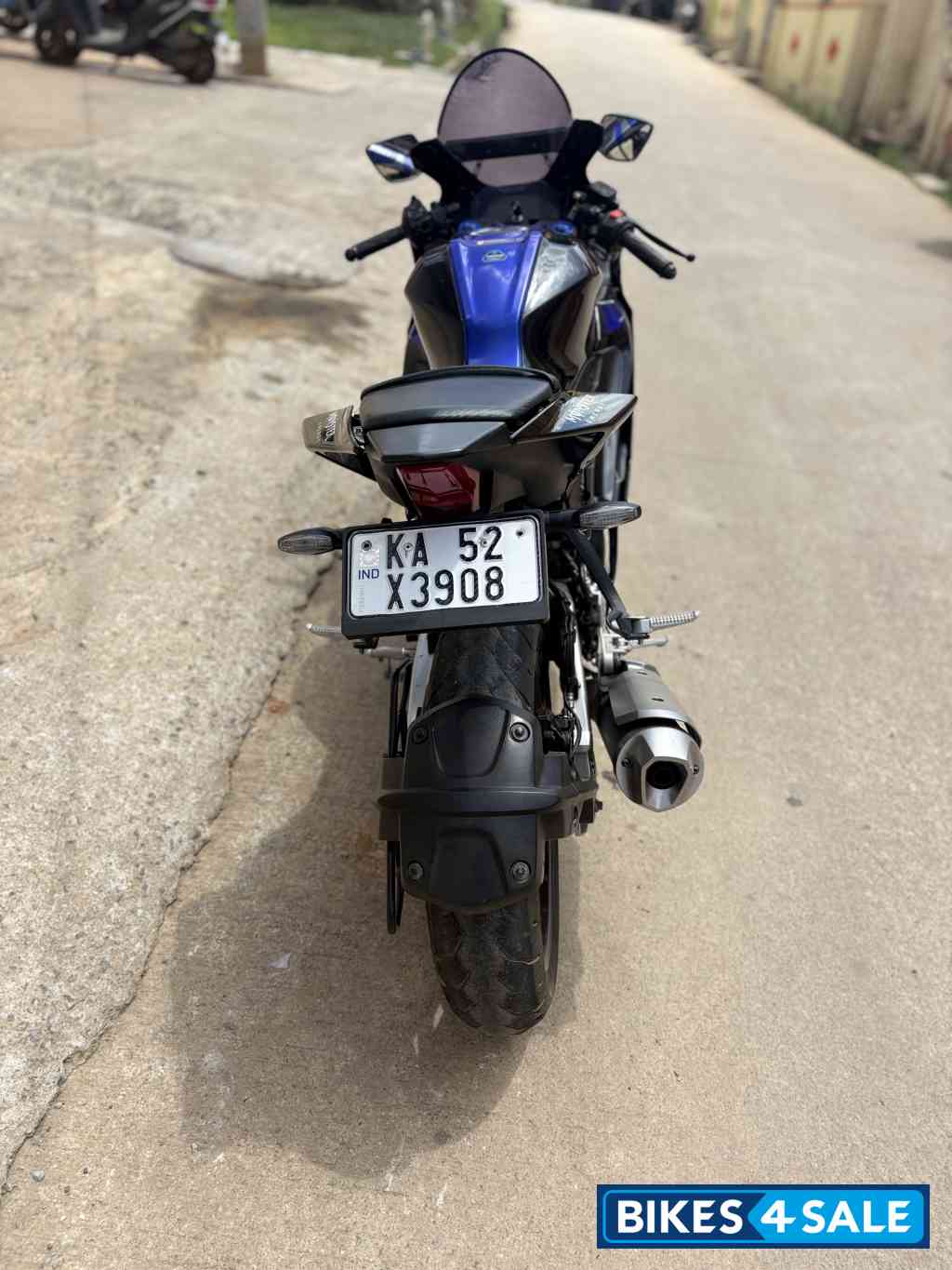 Black Yamaha R15M