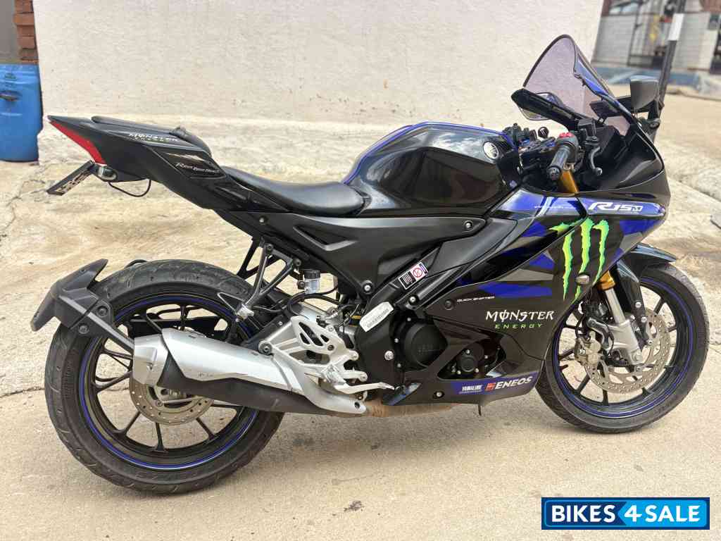 Black Yamaha R15M Black Yamaha R15M