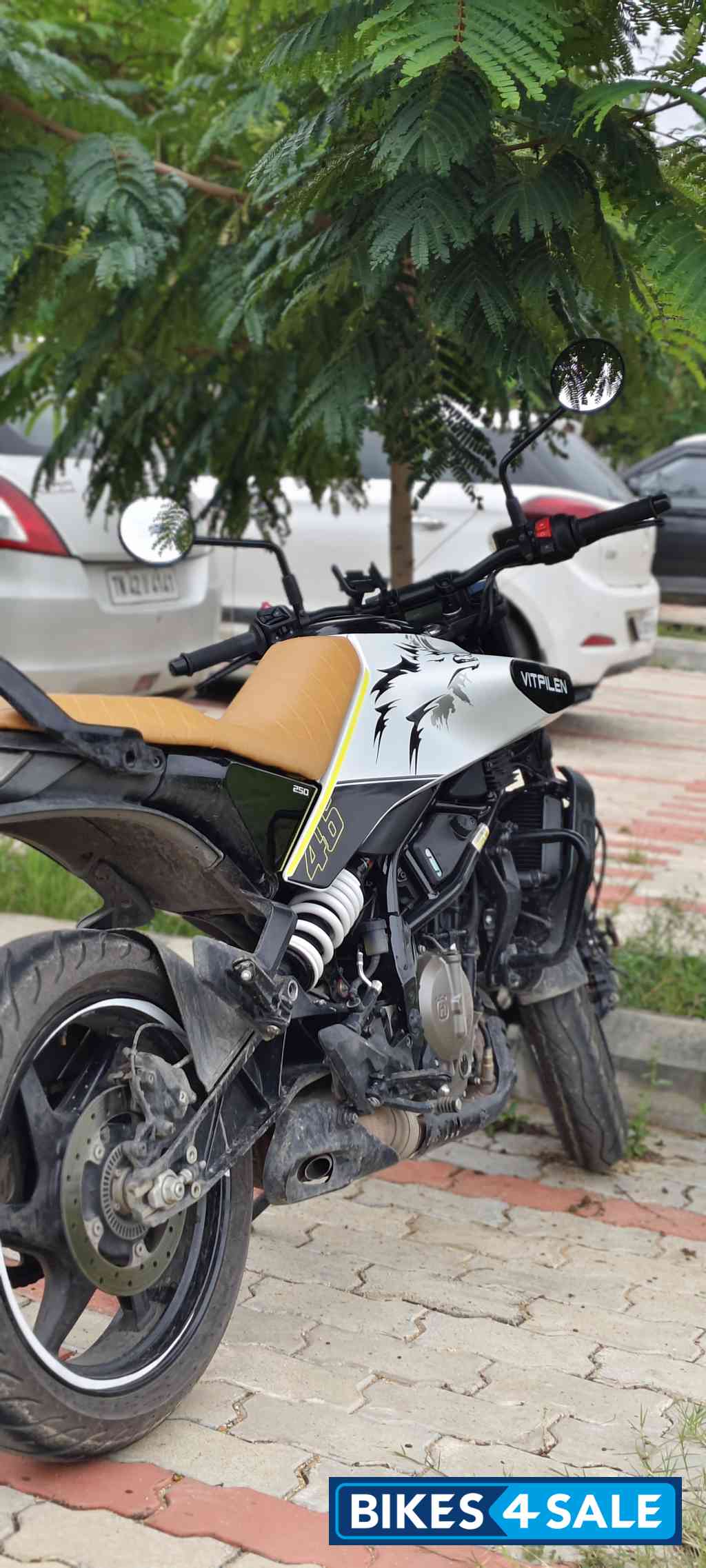 White Husqvarna Vitpilen 250