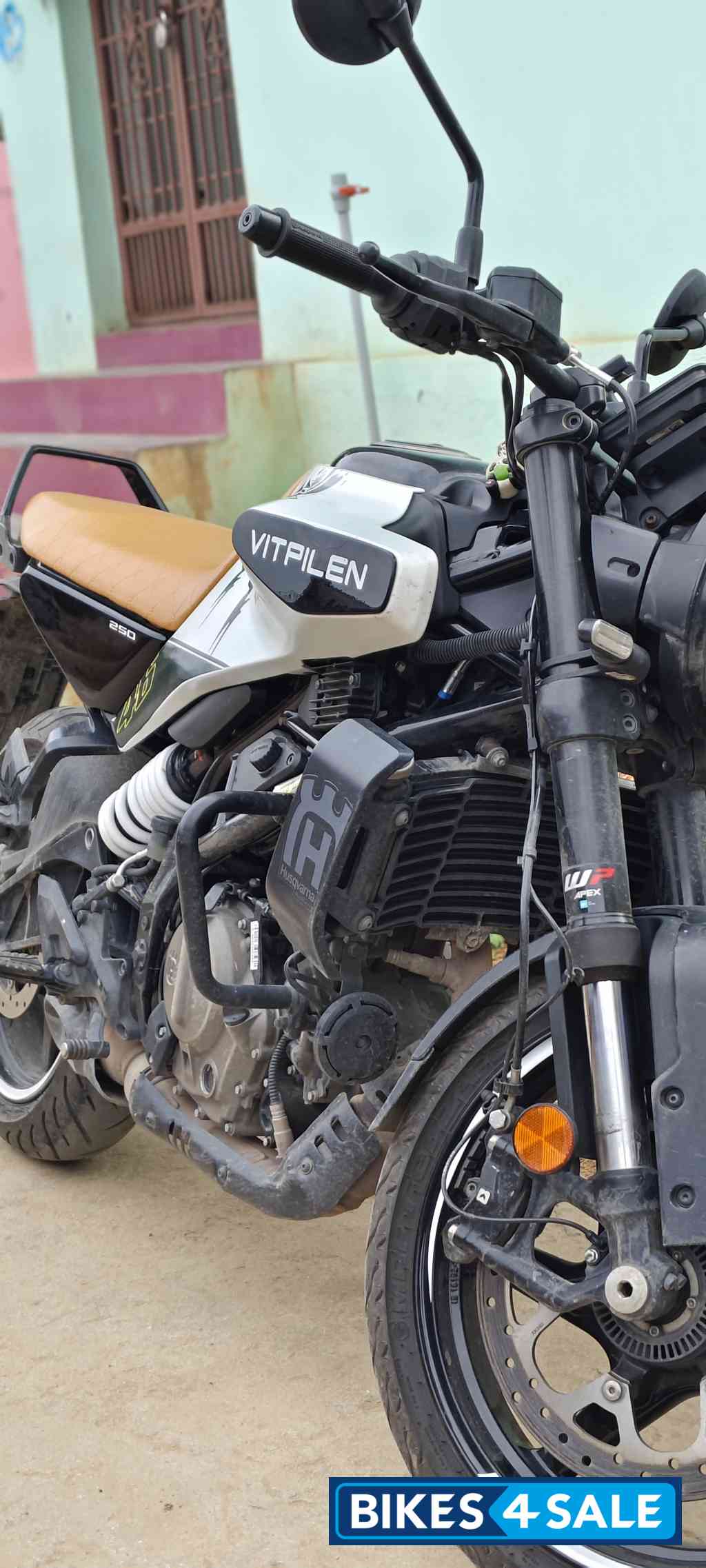 White Husqvarna Vitpilen 250