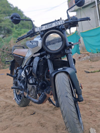 White Husqvarna Vitpilen 250