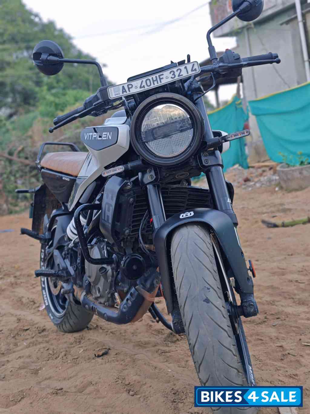 White Husqvarna Vitpilen 250