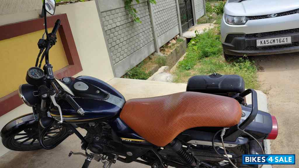 Blue Bajaj Avenger Street 150