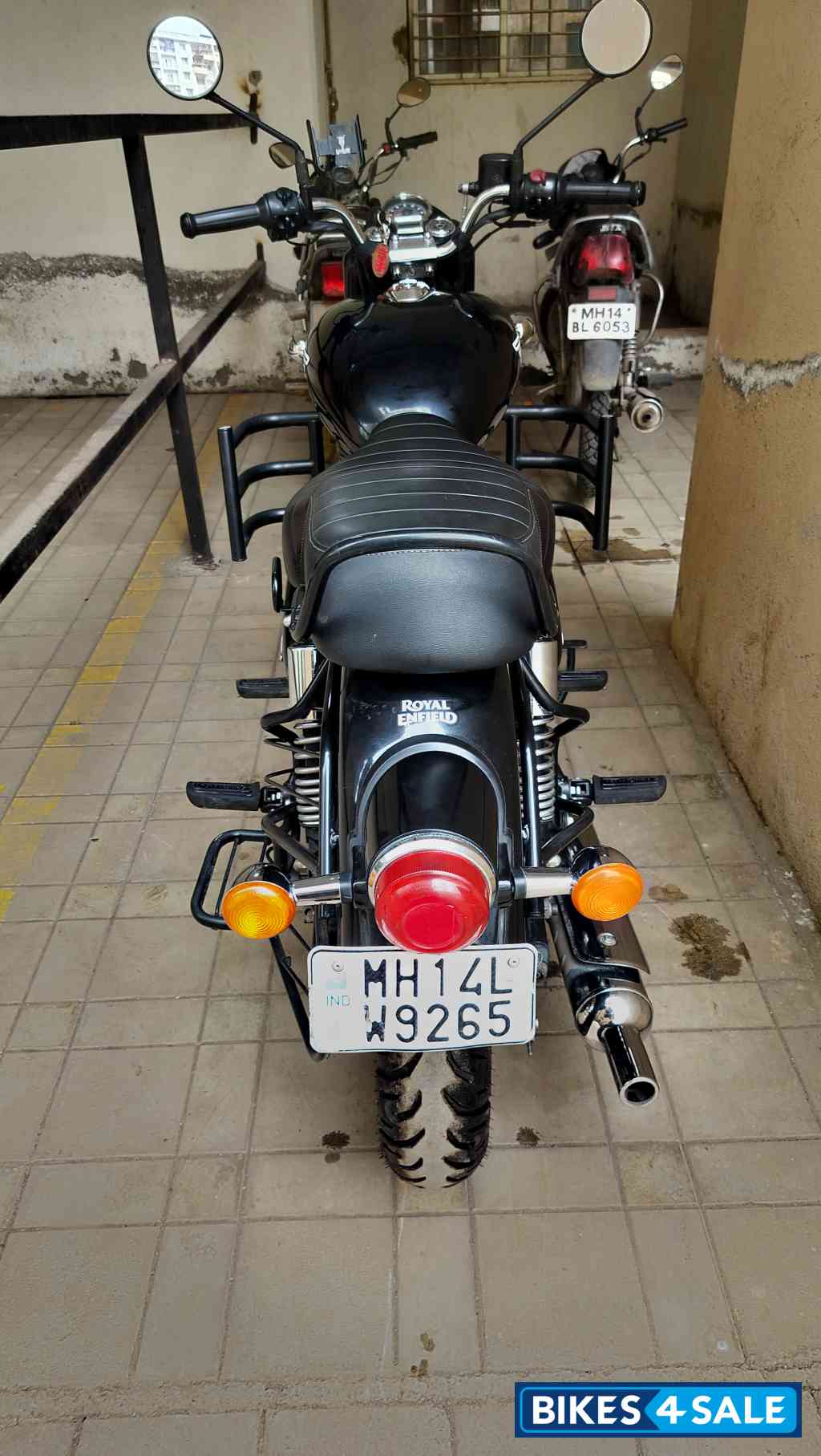Black Royal Enfield Bullet 350 ES BS6