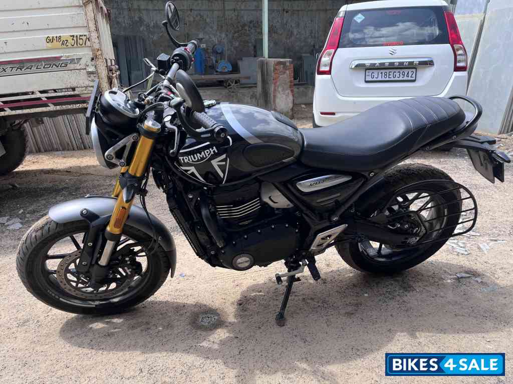 Black Triumph Speed 400