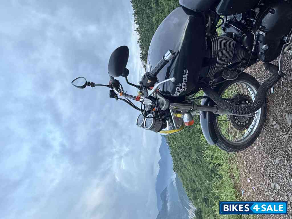 Black Royal Enfield Thunderbird 500 Black Royal Enfield Thunderbird 500
