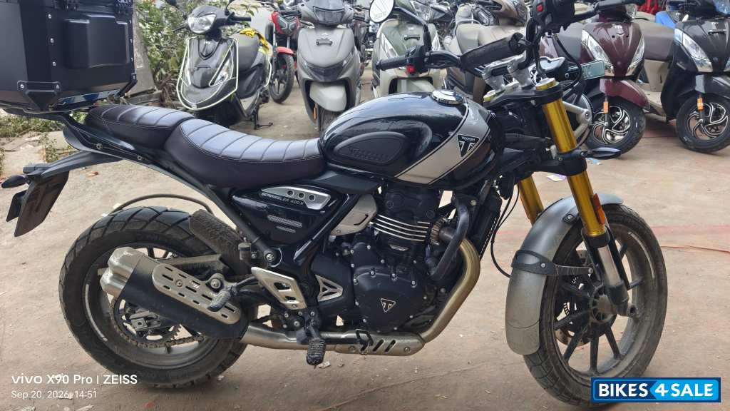 Phantom Black Triumph Scrambler 400 X