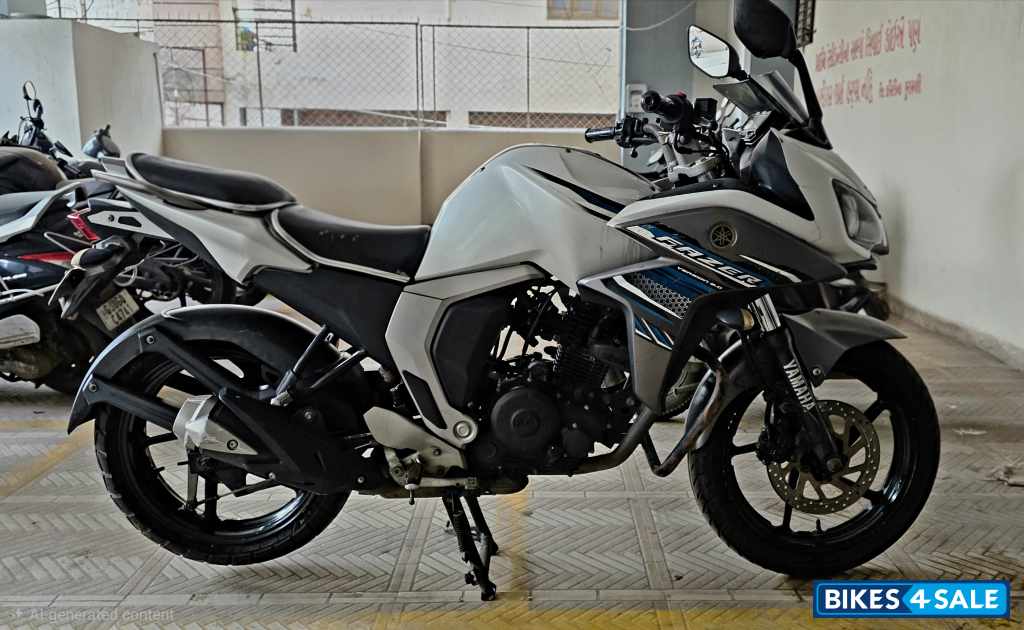 White-grey (special Edition) Yamaha Fazer FI V2