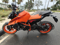 Orange KTM Duke 390 2024