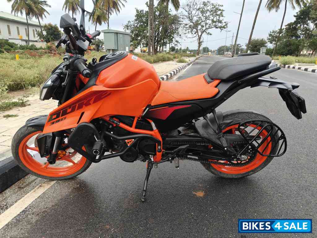 Orange KTM Duke 390 2024 Orange KTM Duke 390 2024