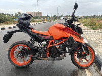 Orange KTM Duke 390 2024