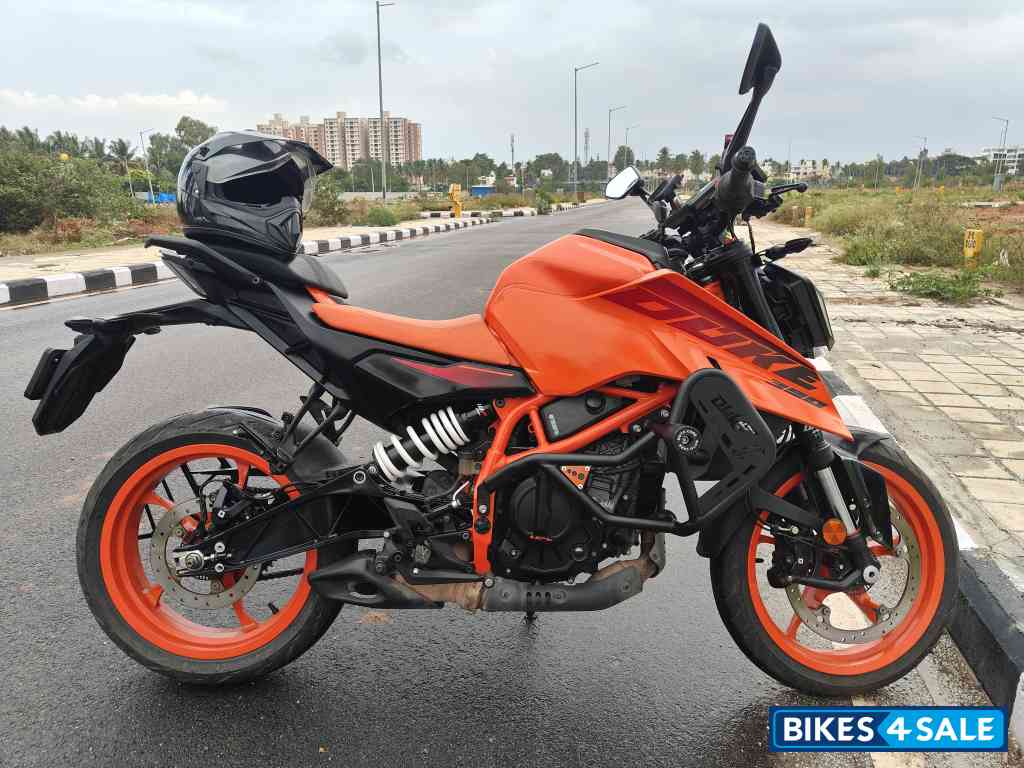 Orange KTM Duke 390 2024 Orange KTM Duke 390 2024