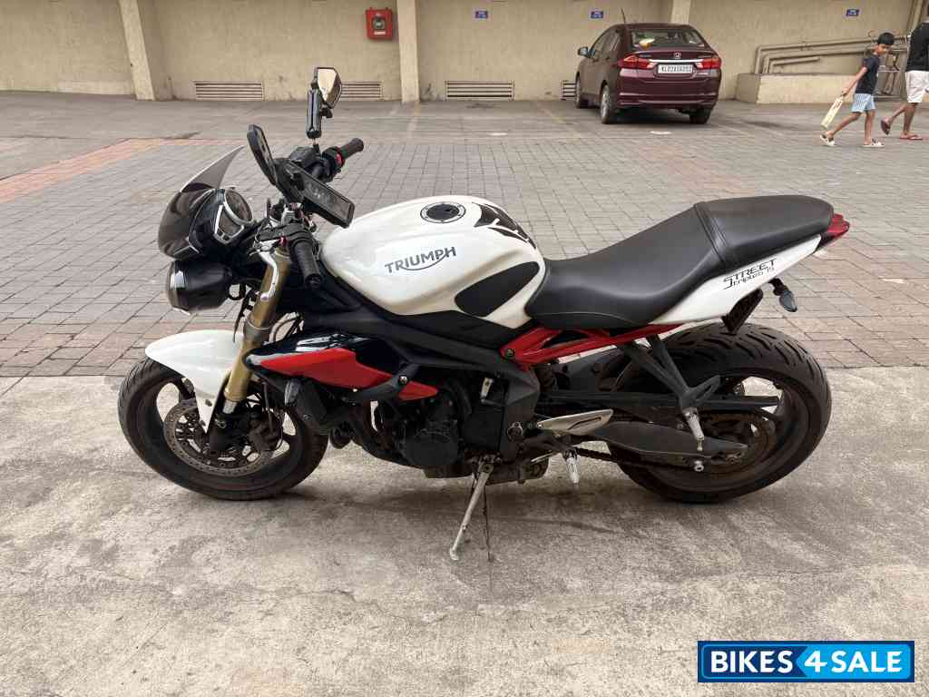 White And Red Triumph Street Triple 675 White And Red Triumph Street Triple 675