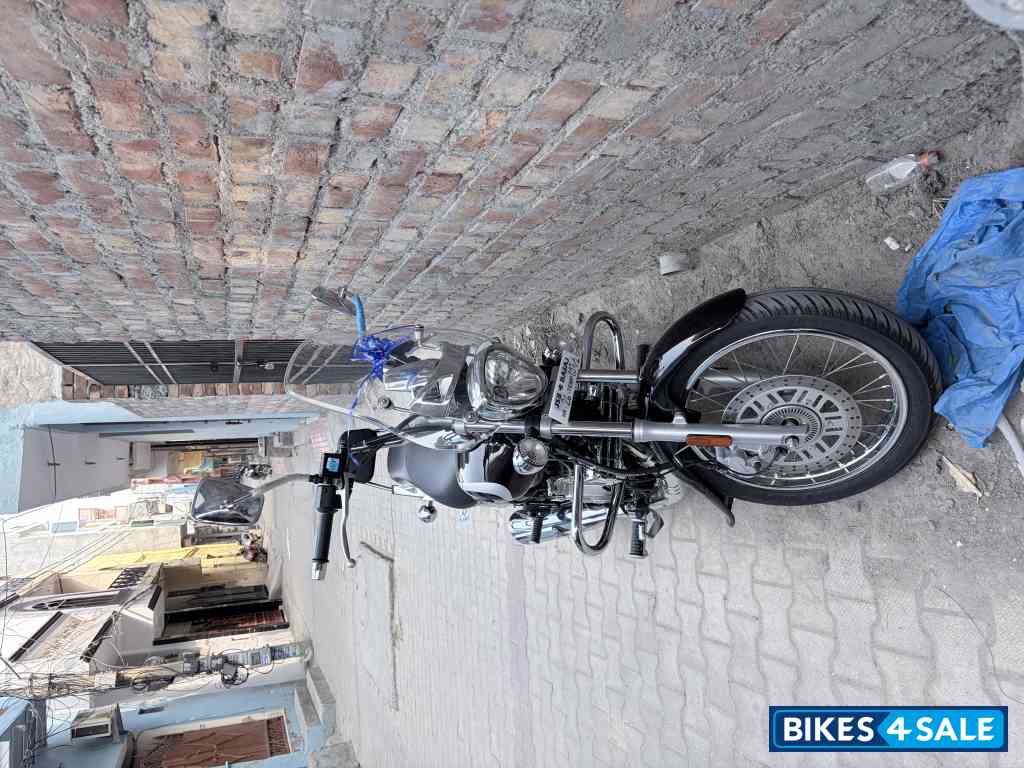 Black Bajaj Avenger Cruise 220 BS6
