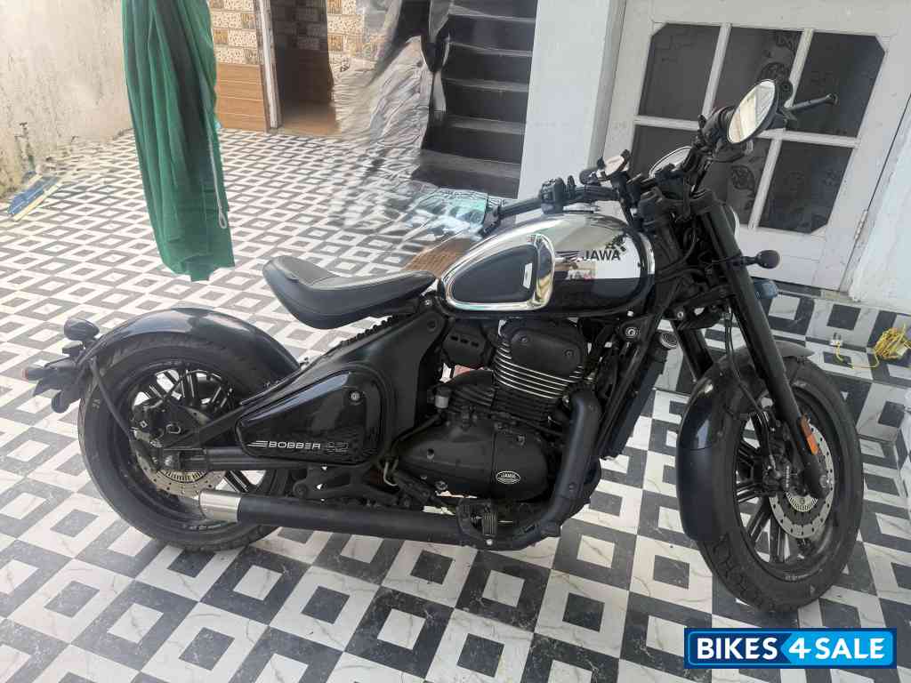 Jawa 42 Bobber Black Mirror