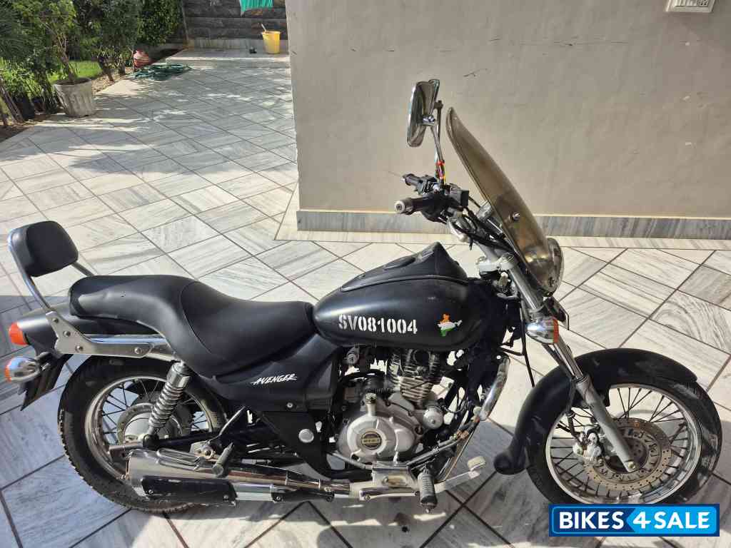 Black Bajaj Avenger Cruise 220