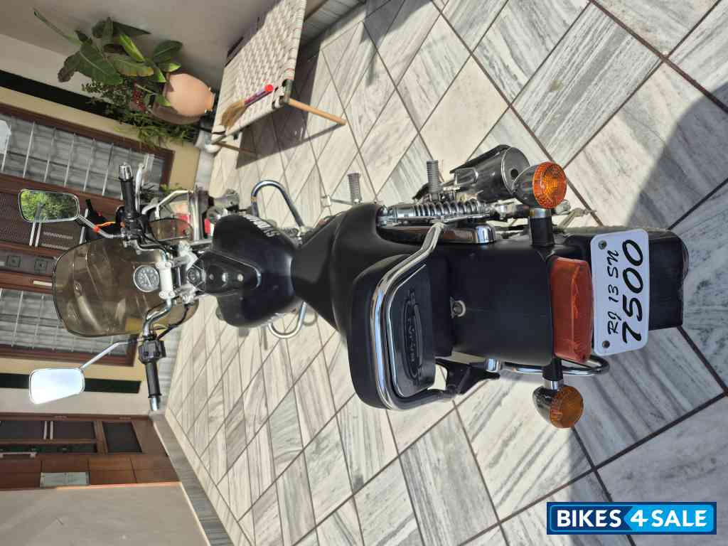 Black Bajaj Avenger Cruise 220 Black Bajaj Avenger Cruise 220
