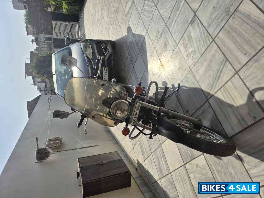 Black Bajaj Avenger Cruise 220 Black Bajaj Avenger Cruise 220