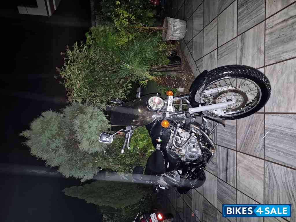 Black Bajaj Avenger Cruise 220 Black Bajaj Avenger Cruise 220