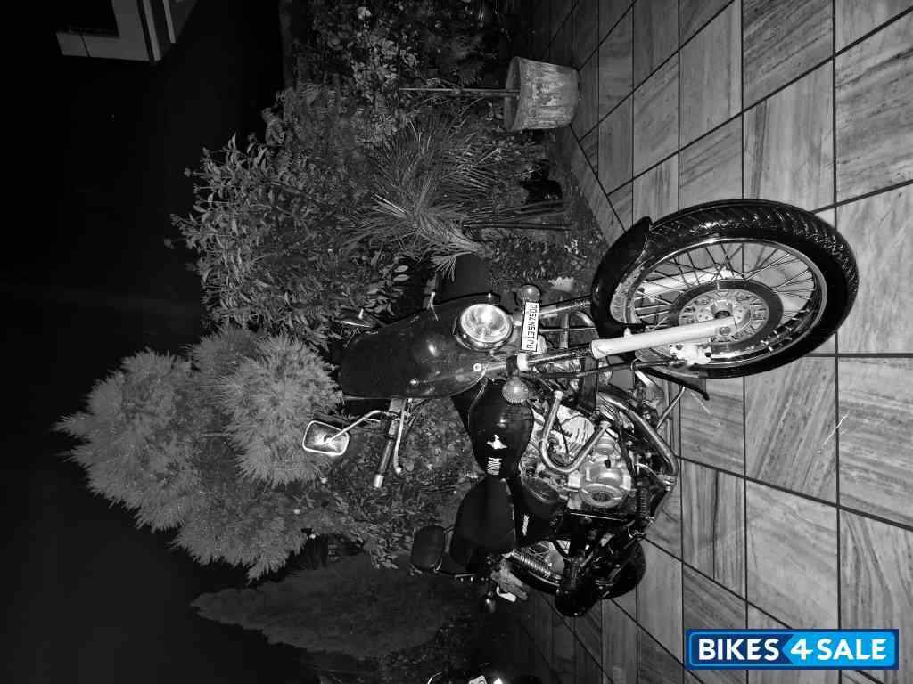 Black Bajaj Avenger Cruise 220 Black Bajaj Avenger Cruise 220