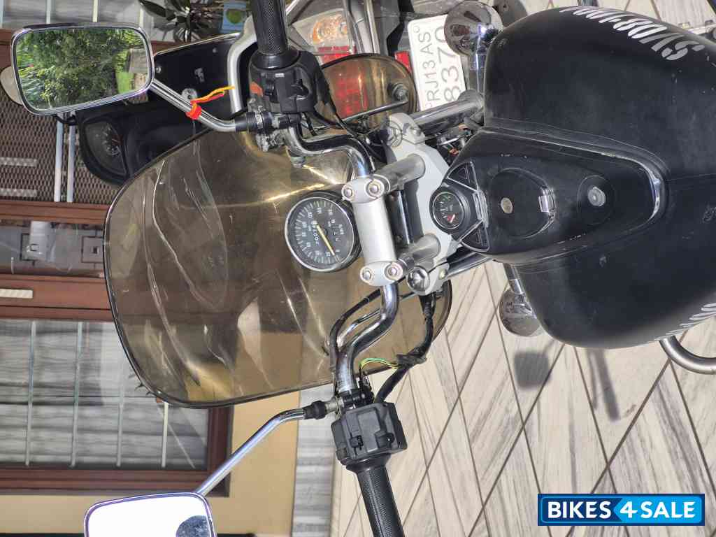 Black Bajaj Avenger Cruise 220 Black Bajaj Avenger Cruise 220