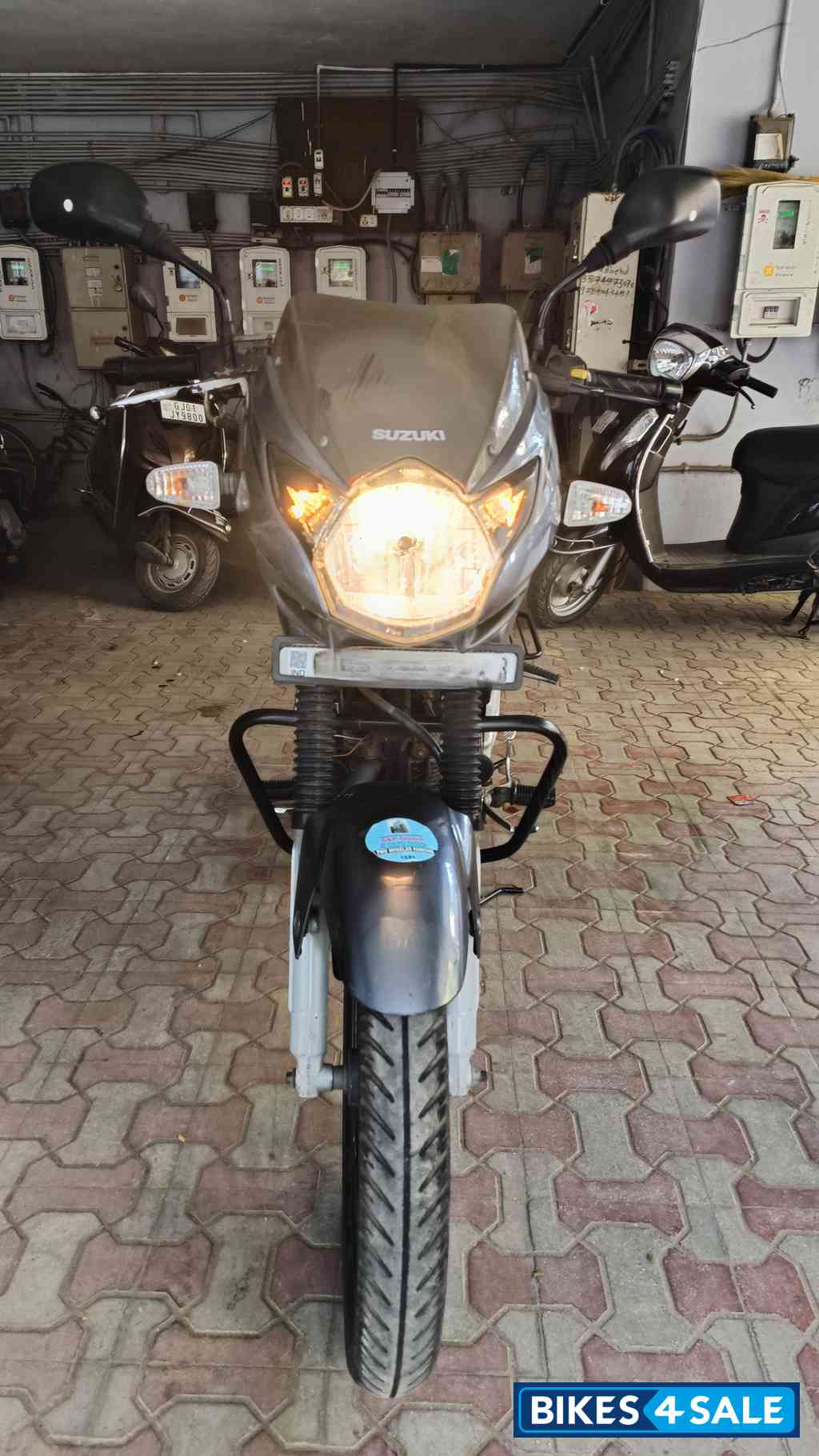 Grey Suzuki GS 150R Grey Suzuki GS 150R