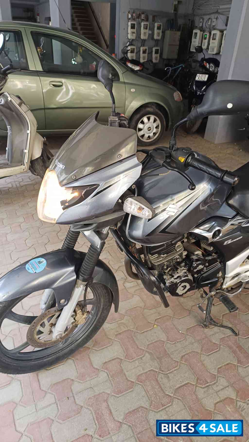 Grey Suzuki GS 150R Grey Suzuki GS 150R