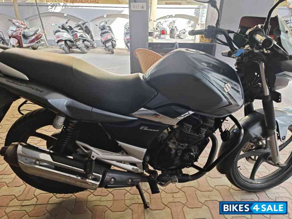 Grey Suzuki GS 150R Grey Suzuki GS 150R